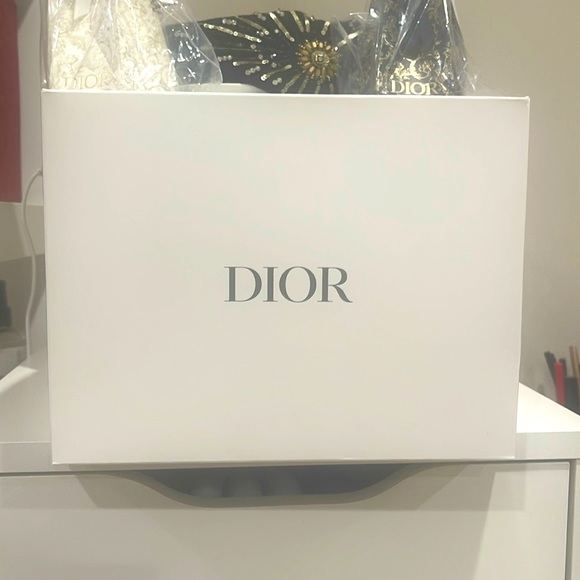 New in box absolutely stunning 4 piece Dior travel set⭐️VIP exclusive 💯 auth - Picture 2 of 12